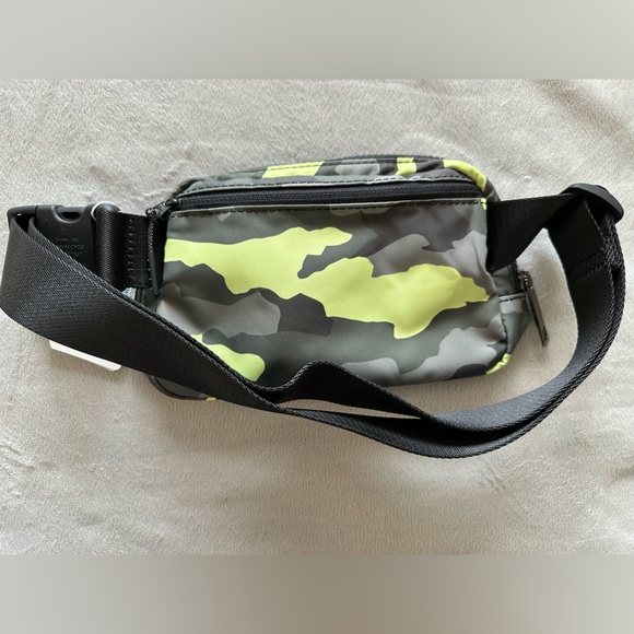 osprey backpack 18x14x8 Hikelite 18 Item Number:12627-01 and highly breathable for FISHING_EQUIPMENT VGC Lululemon Amphipod Cell
